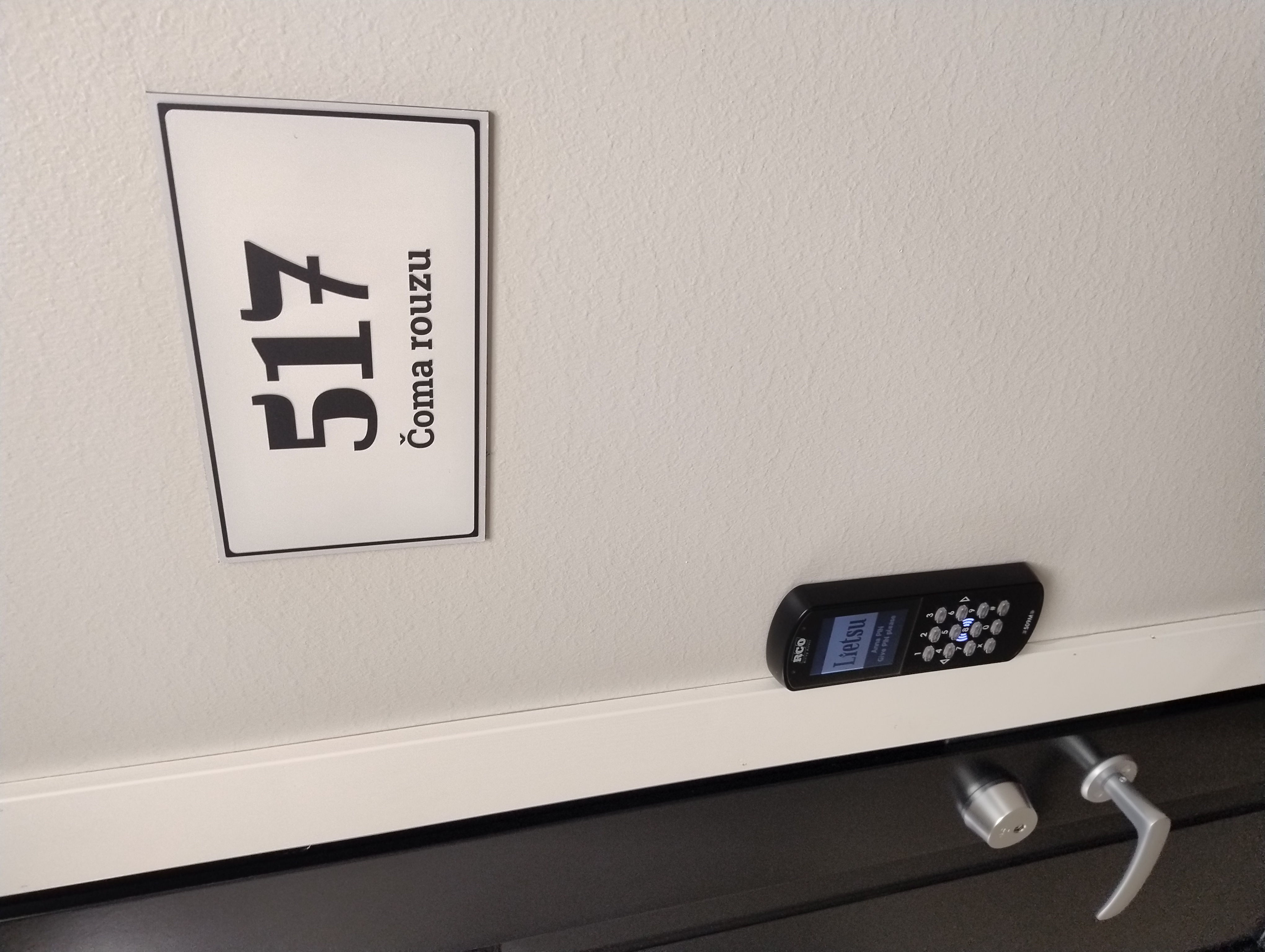 Hotellihuoneen ovi, jossa teksti 517 čoma rouzu