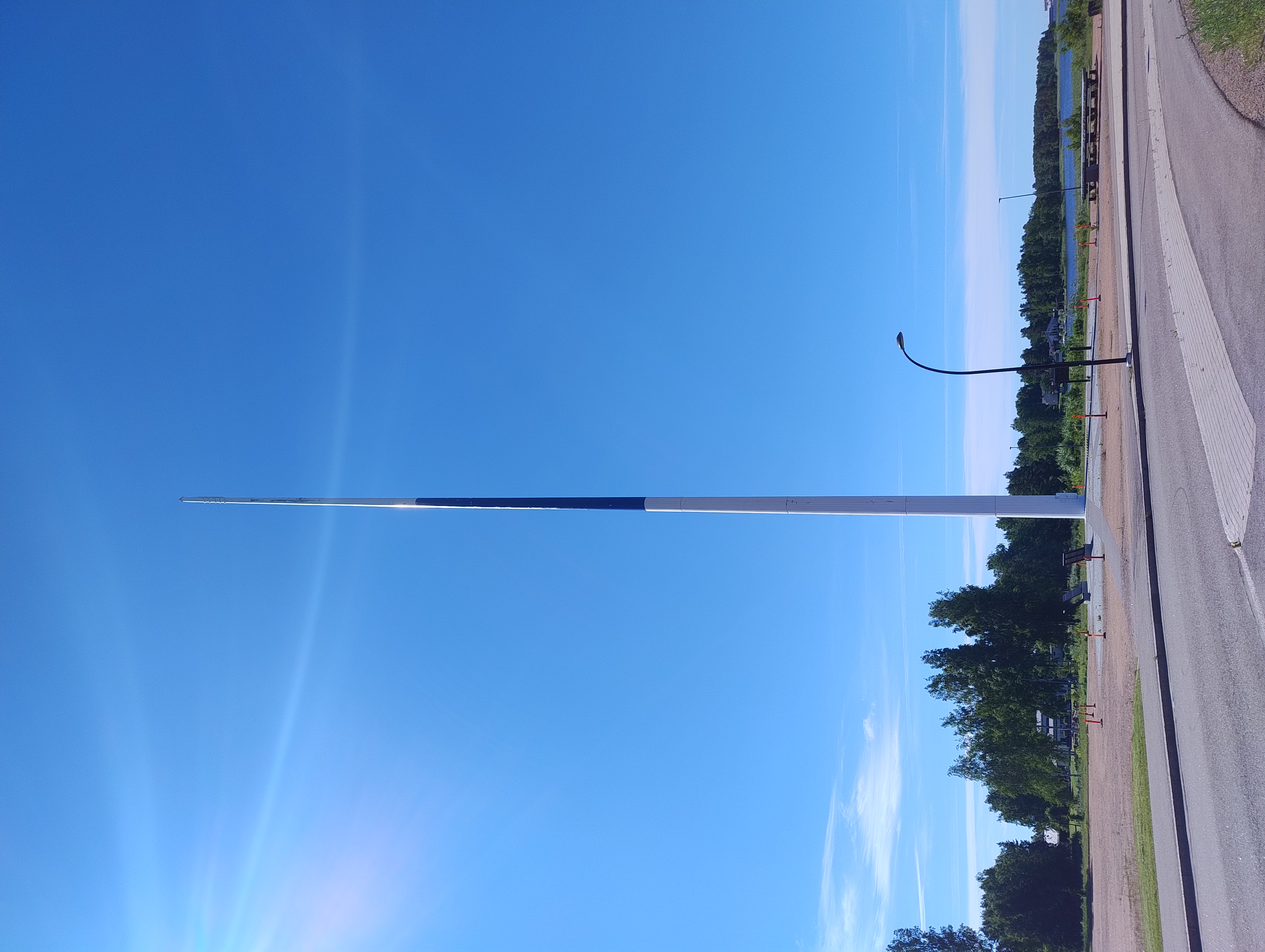 Haminan jättiläismäinen sinivalkoinen lipputanko aukiolla ilman lippua.