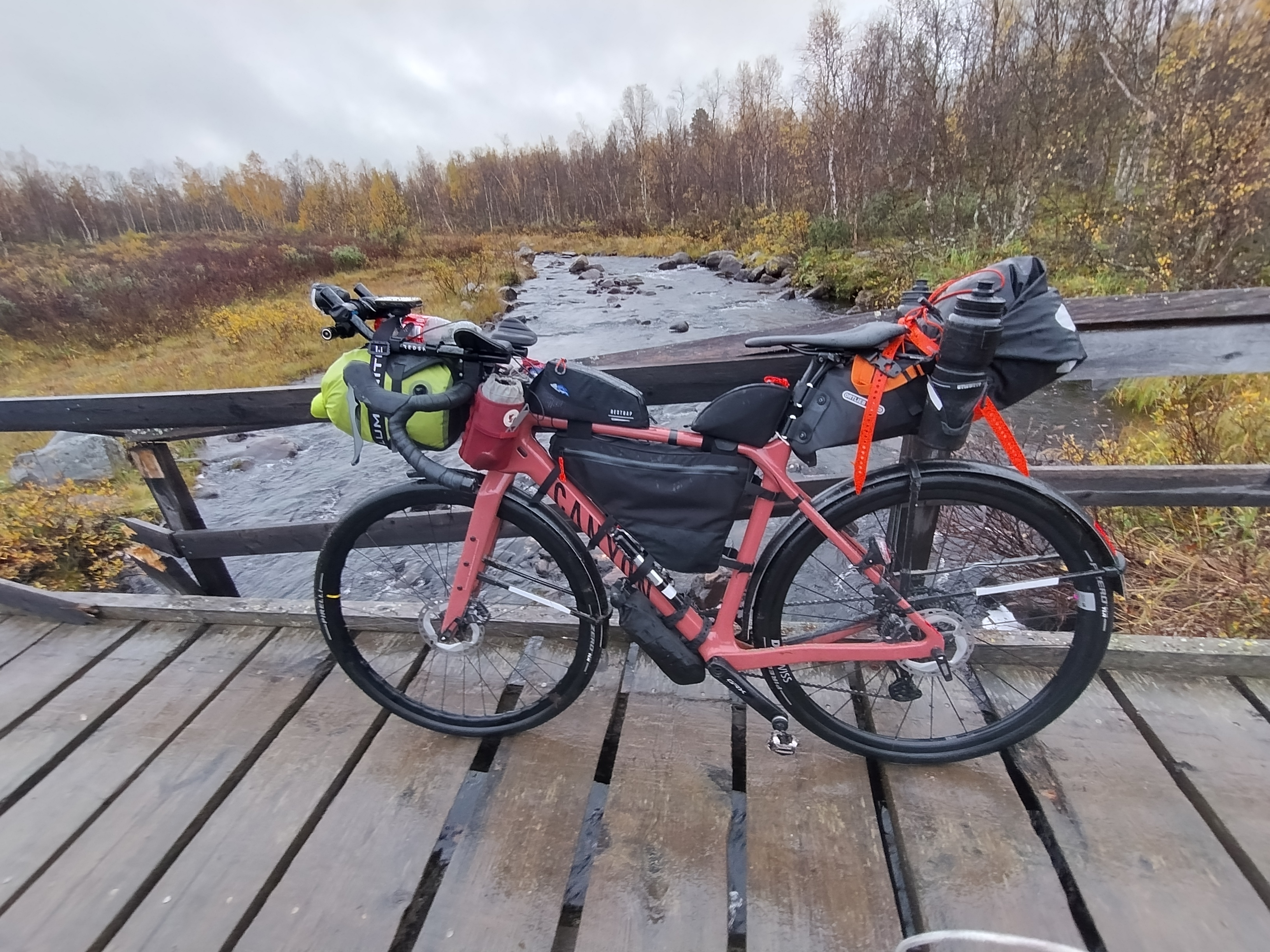 Polkupyörä Kalmakaltion sillalla