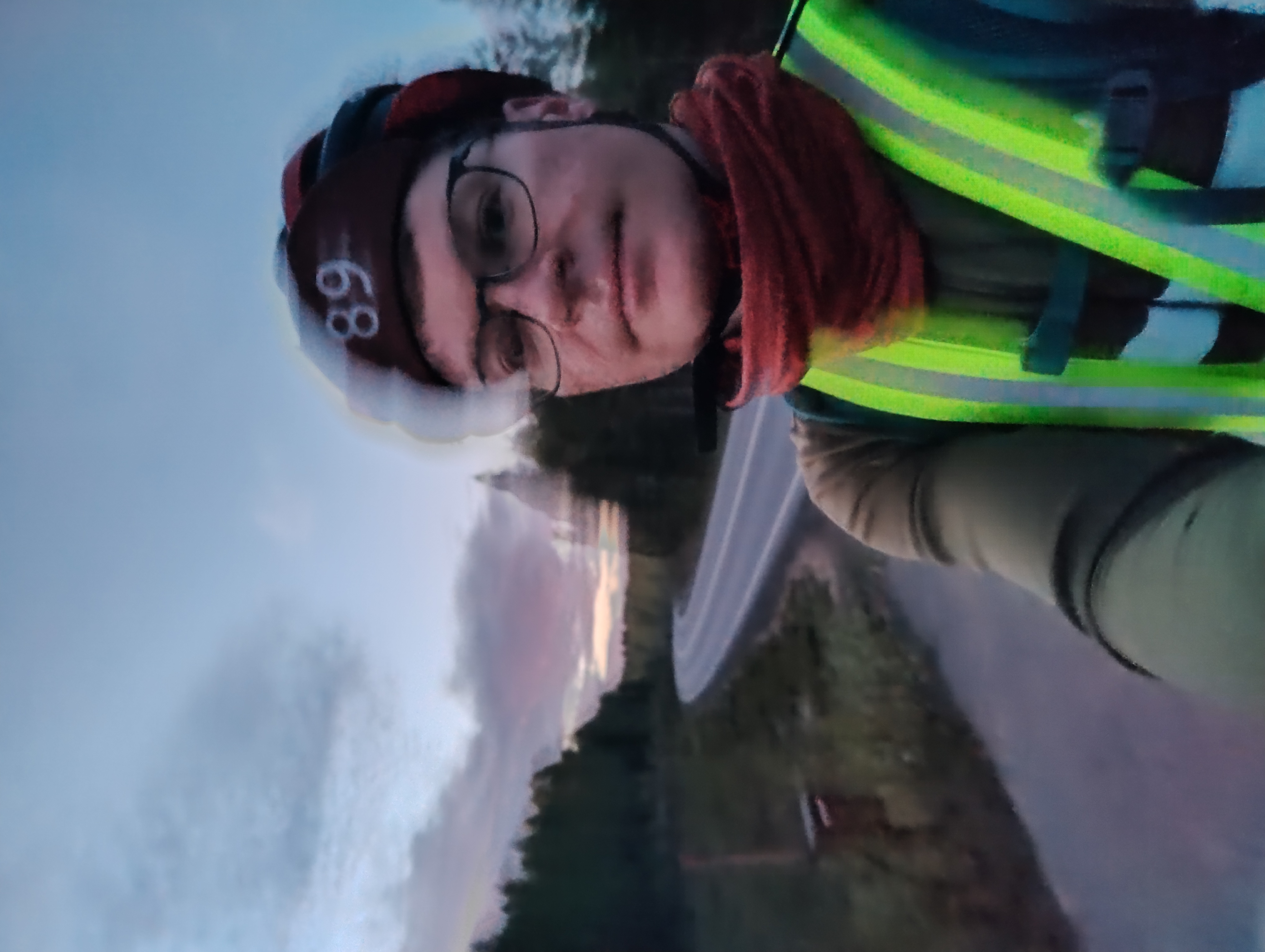 Epäselvä kuva Ollista Kiteen ensimmäisellä haastattelupaikalla. Taustalla postilaatikko ja asfaltoitu tie, hatussa numero 89.