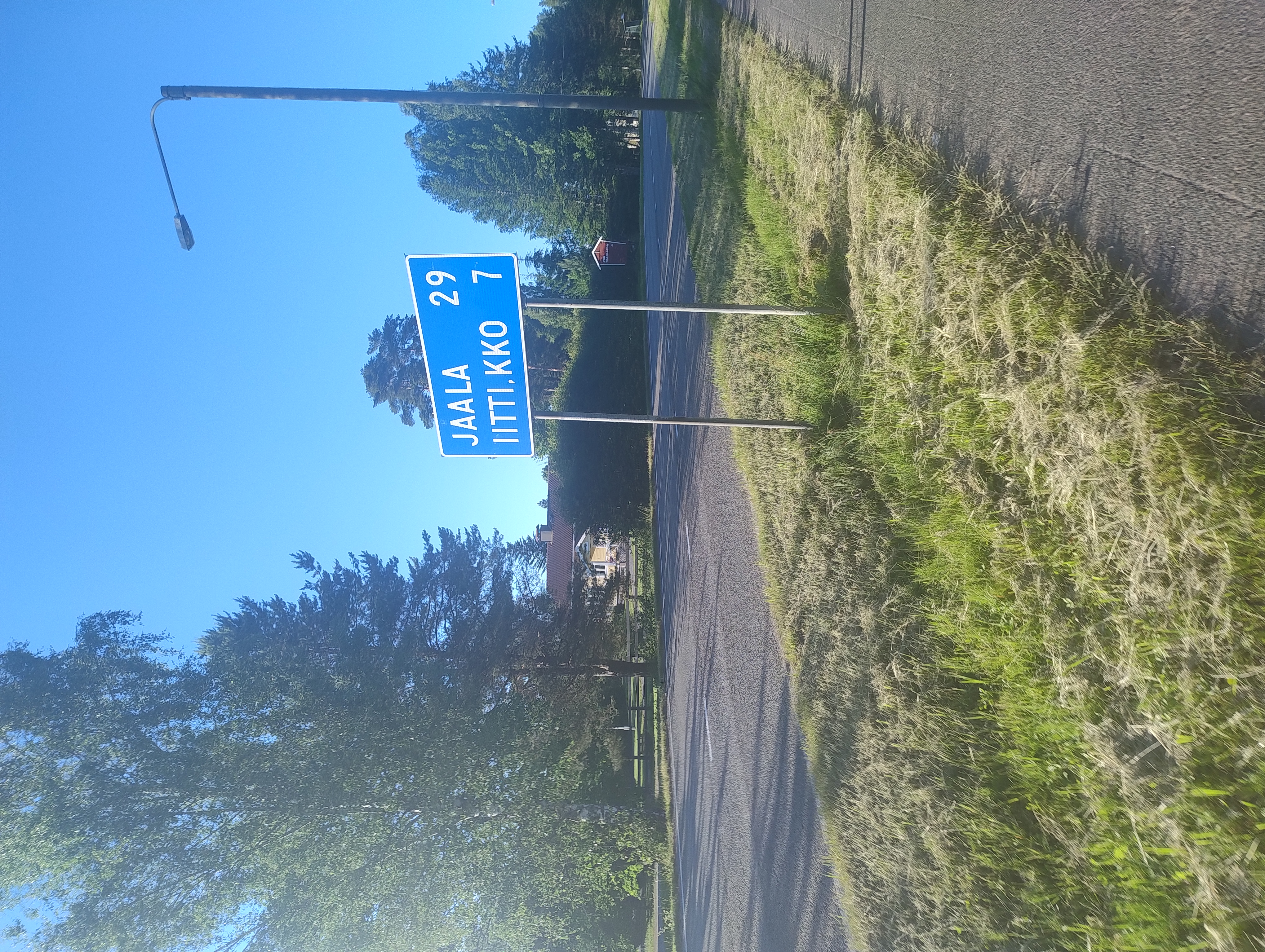 Maantiekyltti Kausalassa, jossa lukee Jaala 29, Iitti kko 7.