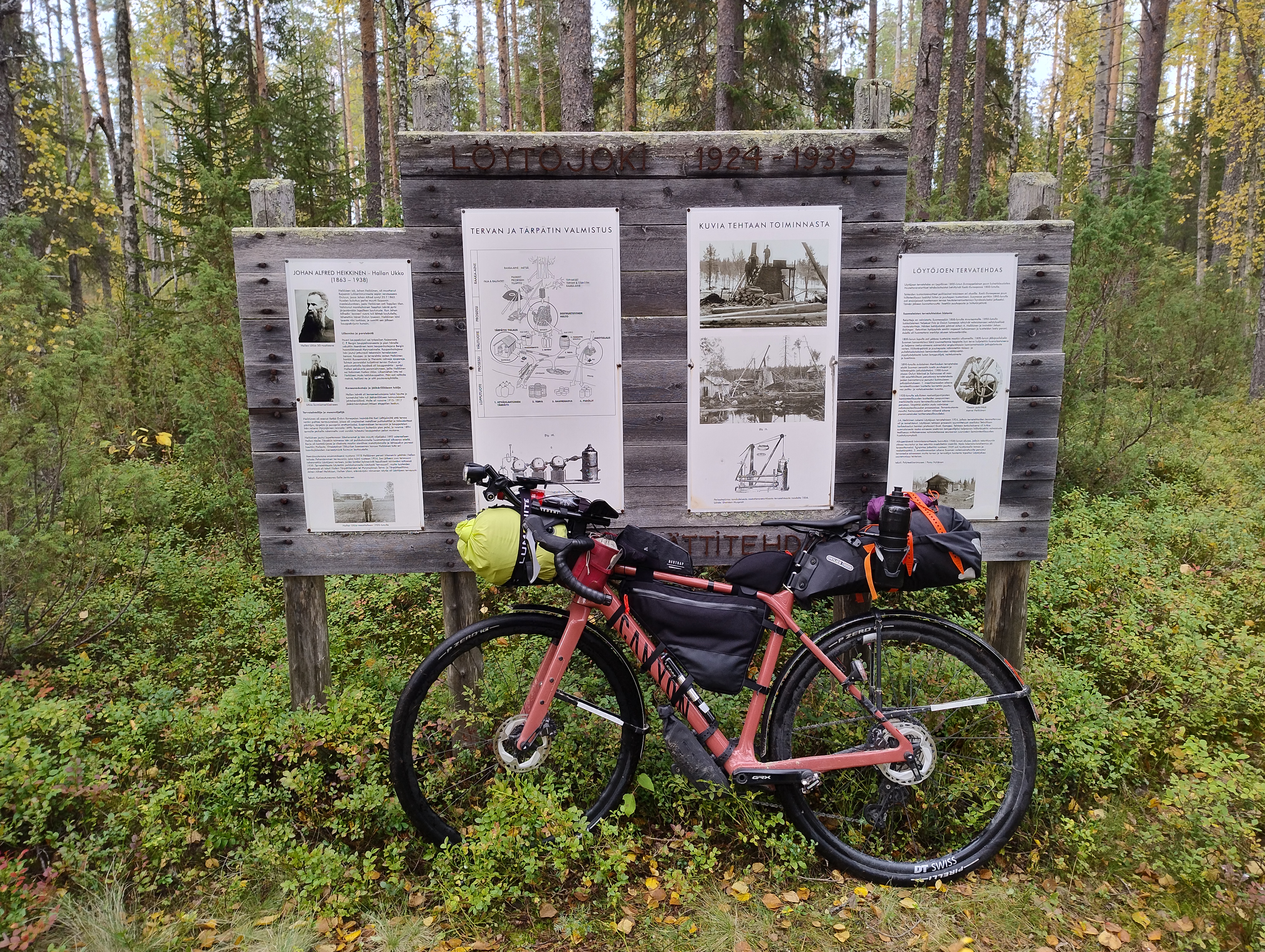 Polkupyörä nojaa kylttiin, jossa lukee Löytöjoki 1924-1939