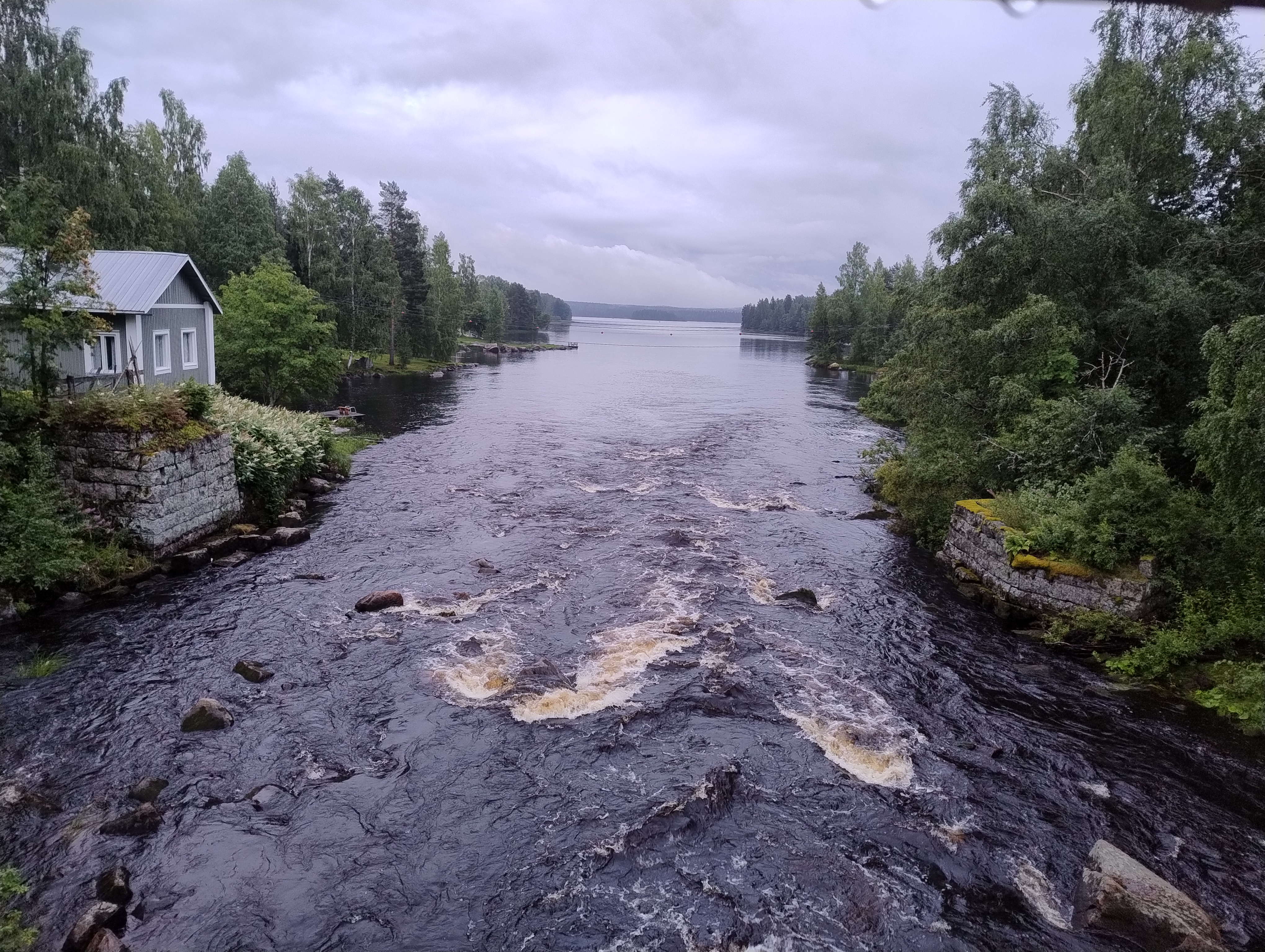 Leveä koski alavirran suuntaan, sää harmaa.