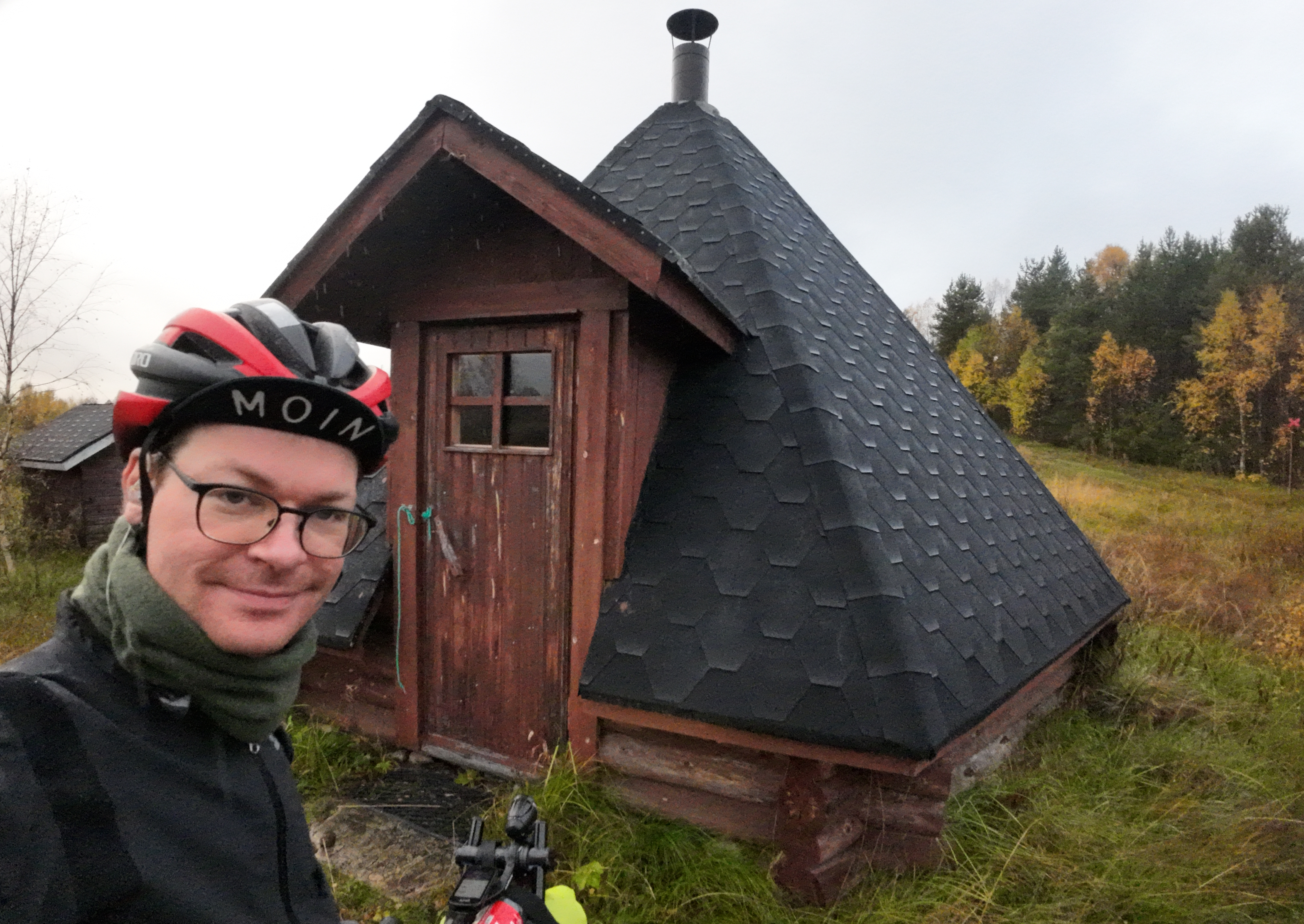 Olli kodan edessä Enontekiön Nunnasessa