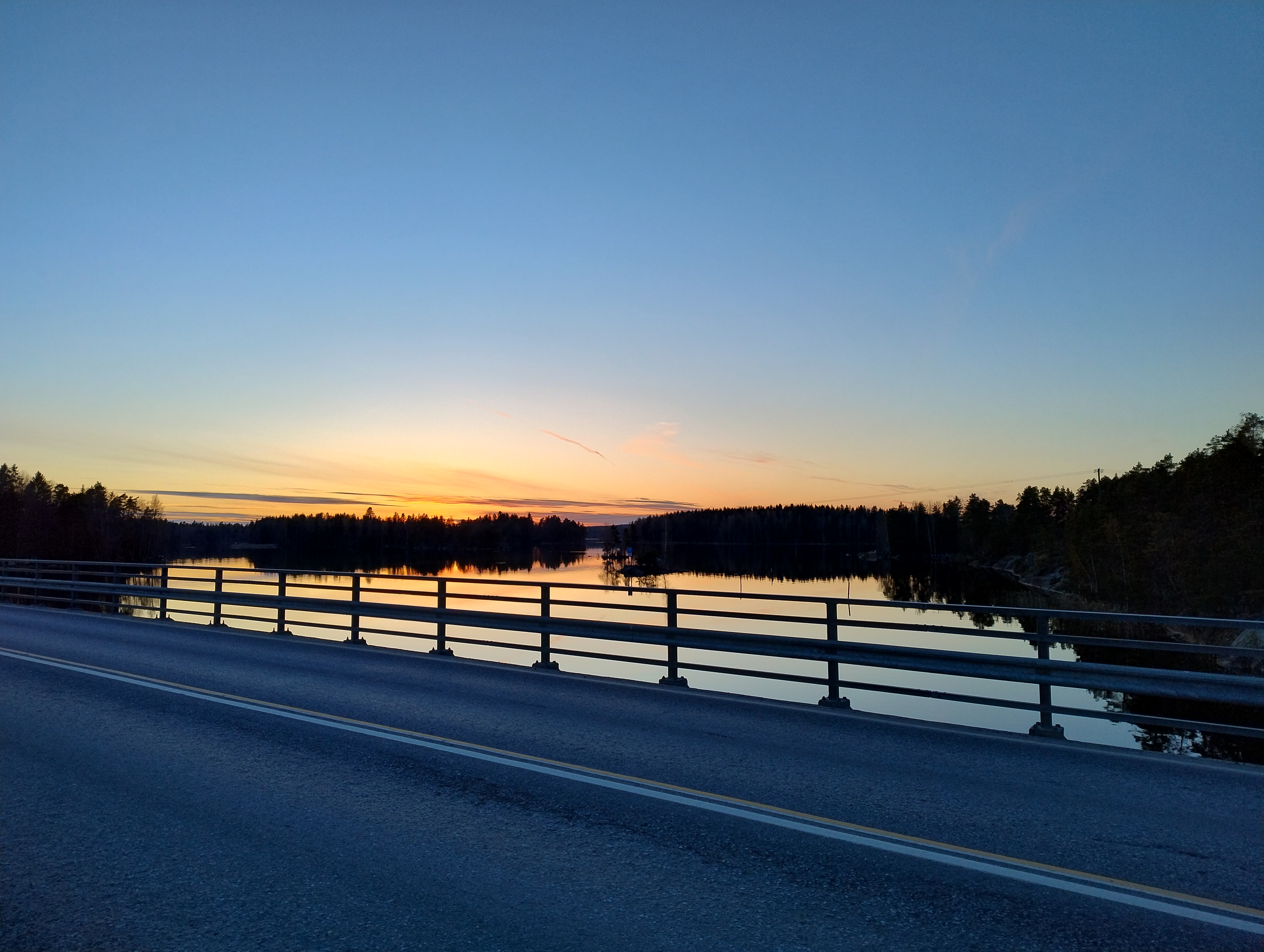 Auringonlasku Kangasalan Pelisalmen sillalla