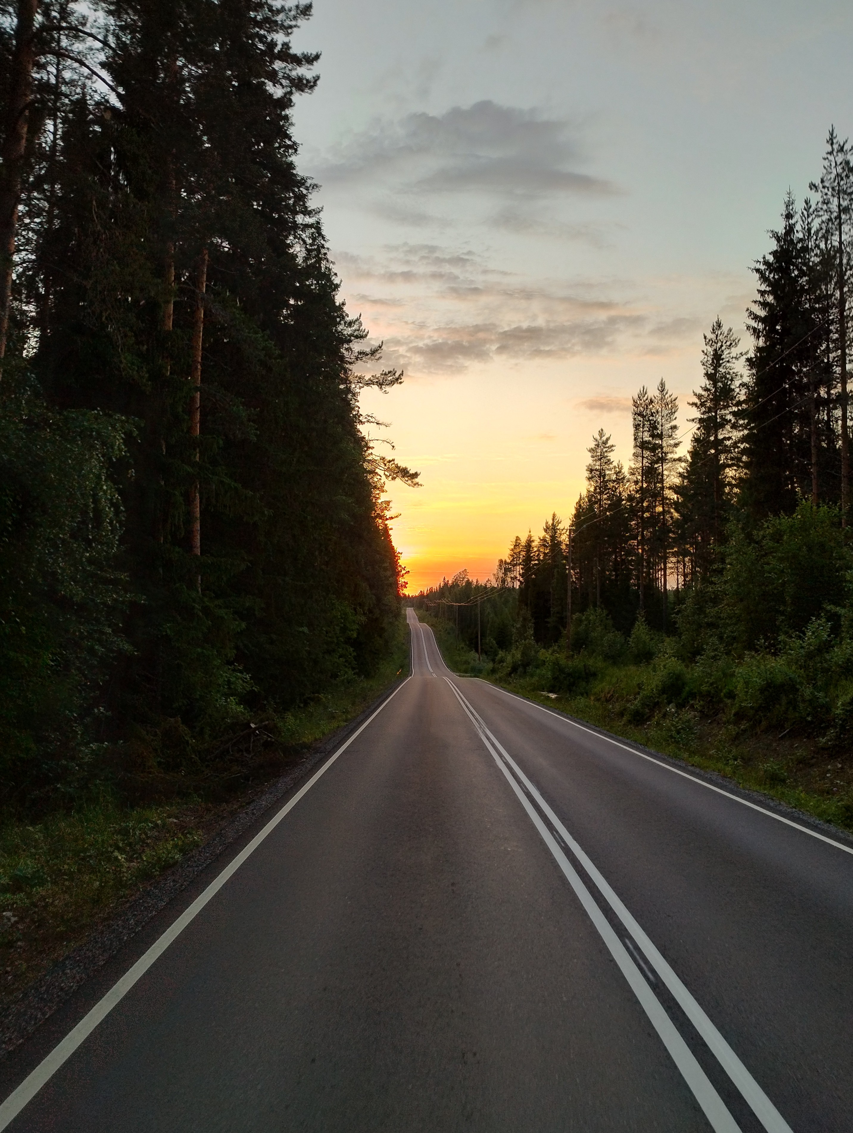 Kumpuileva tie auringonlaskussa