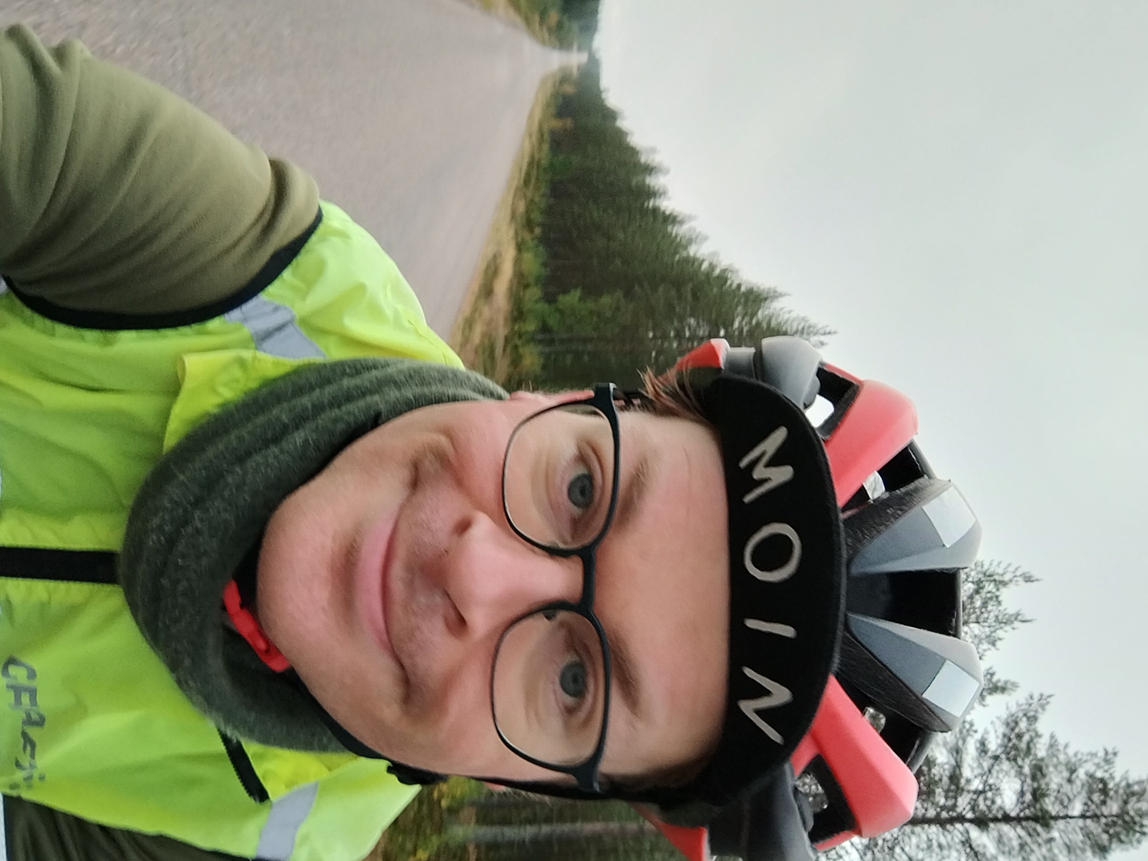 Ollin väsynyt naama aamuisella tiellä, hatussa lukee MOIN