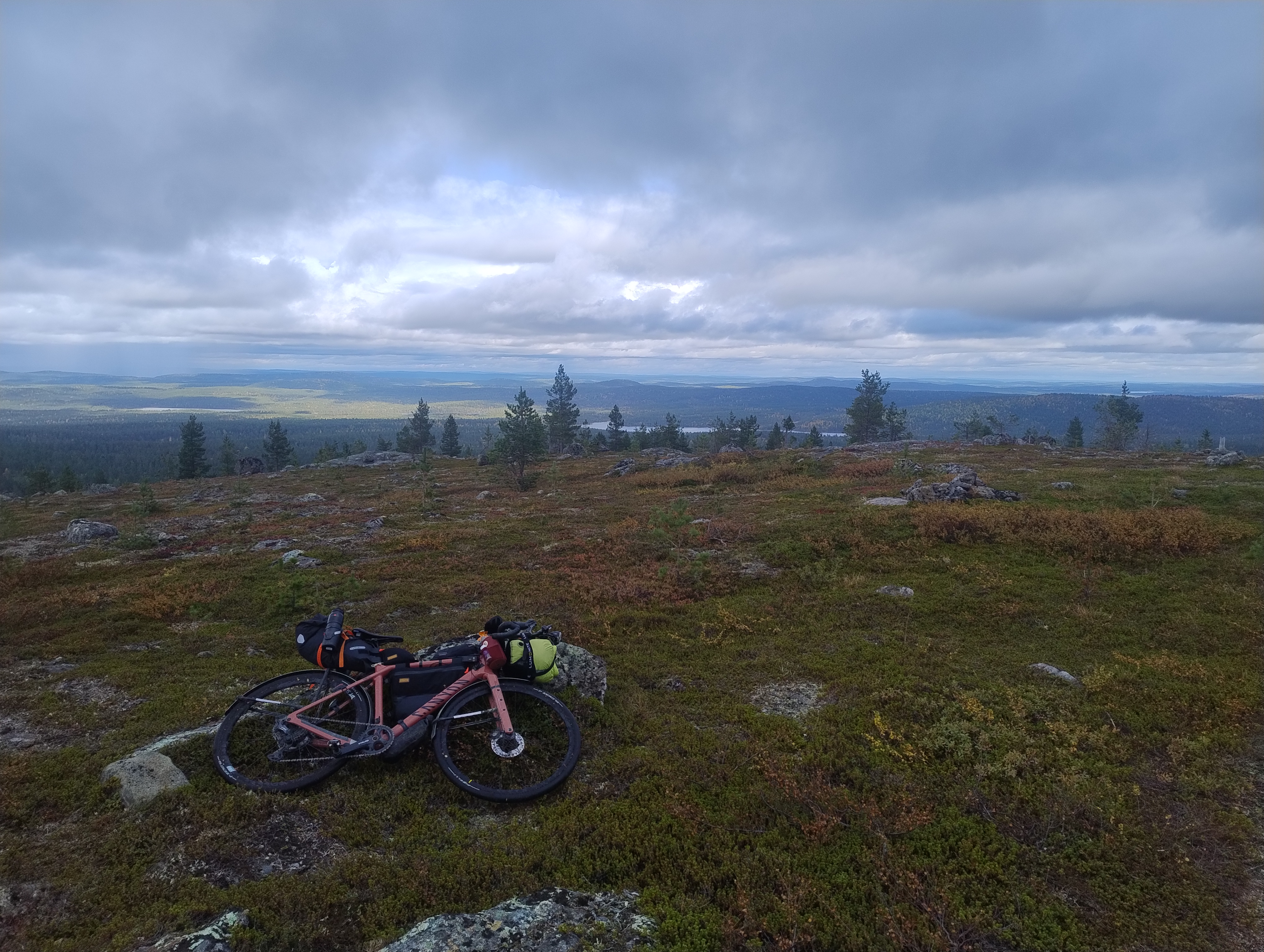 Järvimaisema tuntureiden keskellä