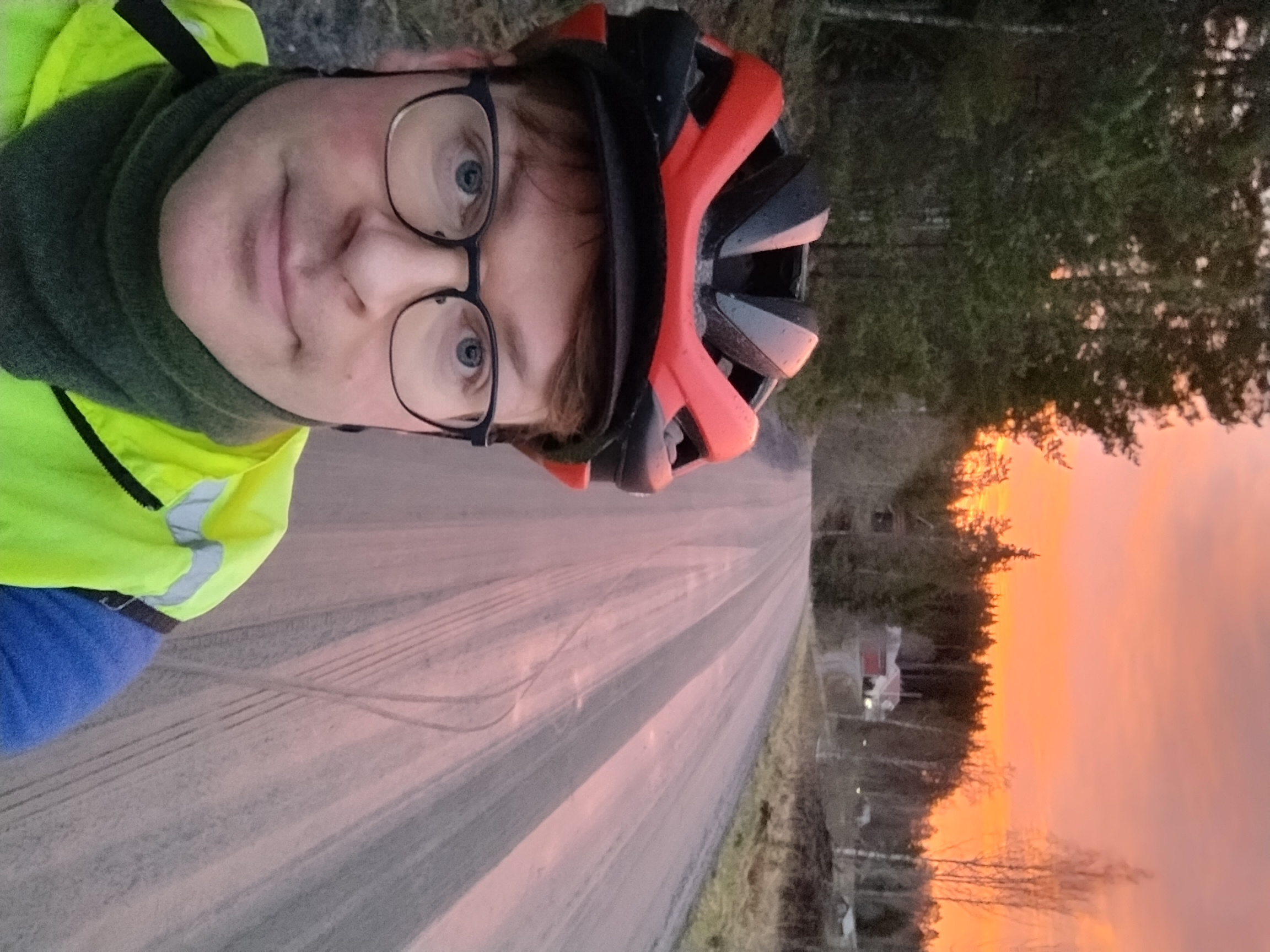 Olli auringonnousussa kostealla soratiellä