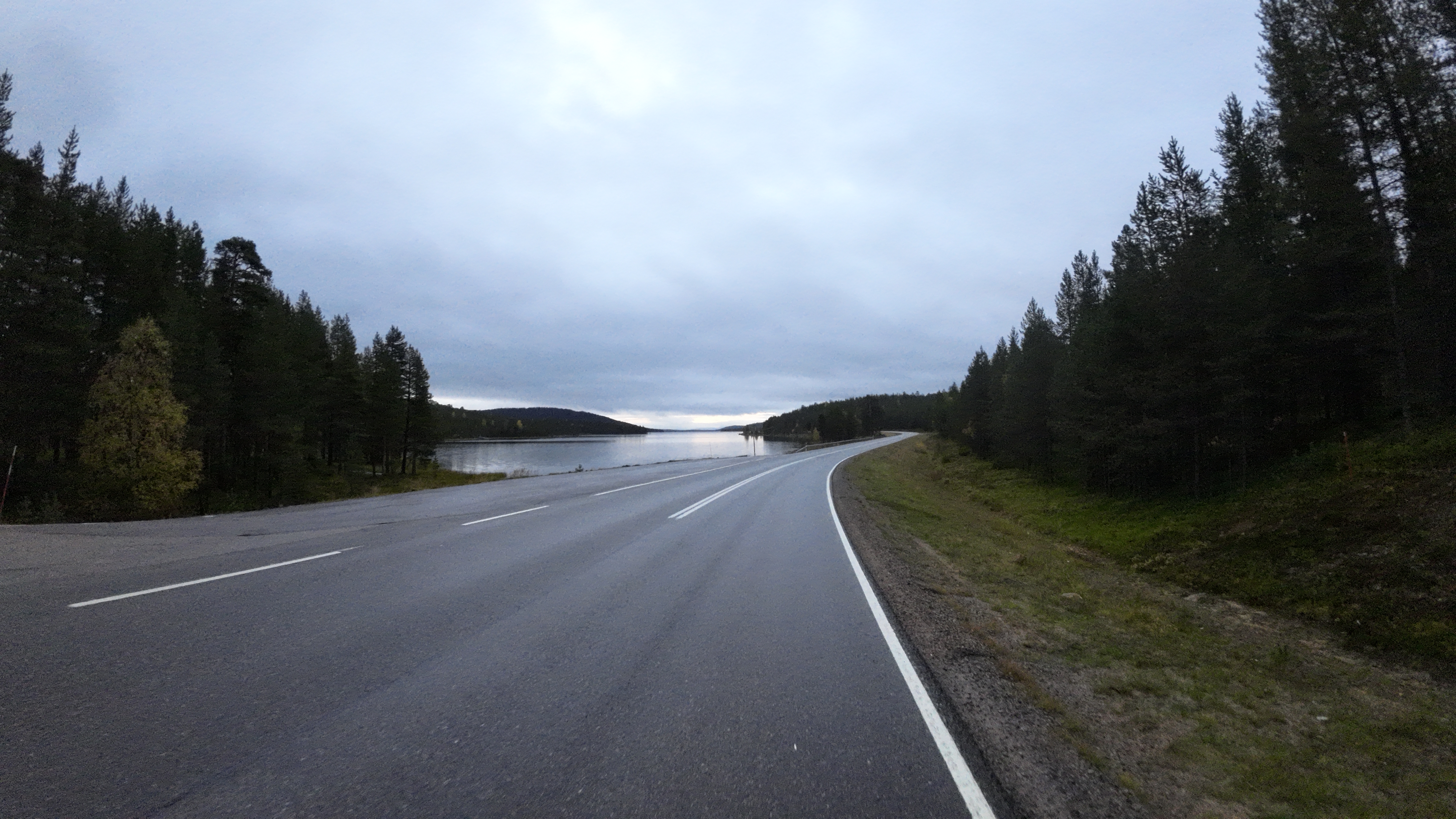 Järvimaisema tuntureiden keskellä