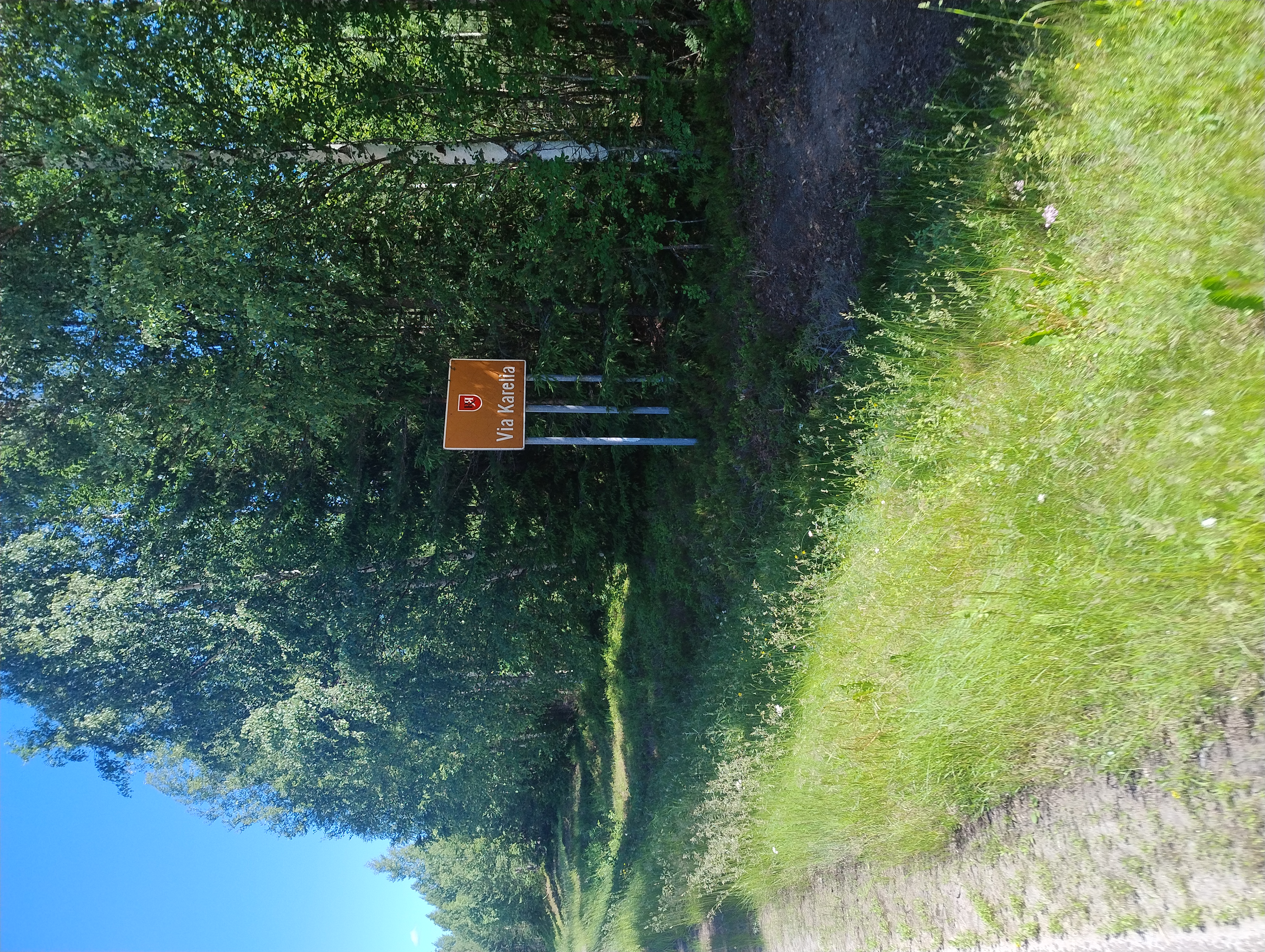 Kyltti maantien laidassa, jossa lukee Via Karelia.